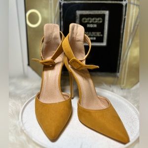 Gorgeous Olivia Ferragamo Heels in Mustard Color